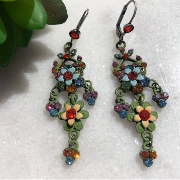 Vintage Feel Flowery Earrings. - Picture 3 of 10